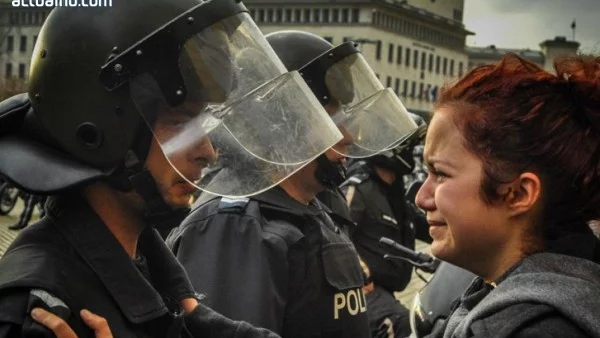 Полицай към протестиращ: Дръж се. Всичко ще е наред