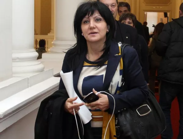 Караянчева: Засега няма вероятност за правителство на РБ с подкрепата на ГЕРБ
