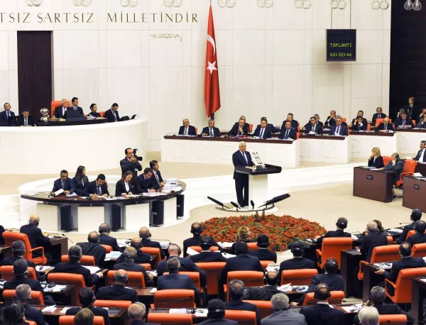 Лидерът на опозицията в Турция отнесе юмрук в лицето