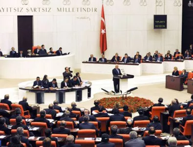 Депутати на Ердоган и прокюрдски народни представители се сбиха (ВИДЕО)