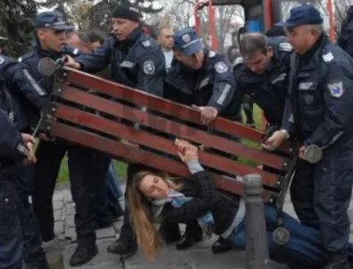 Протестираща: Беше въпрос на оцеляване да остана върху пейката