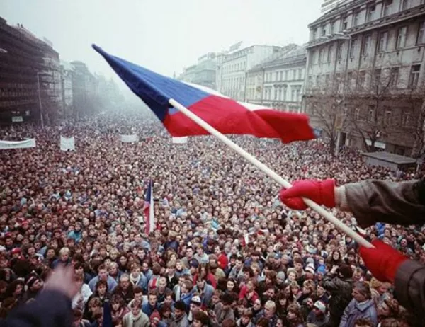 Започва Нежната революция в Чехословакия