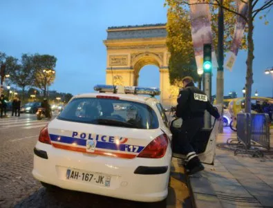 Малоброен протест в Париж срещу антитерористичен протест