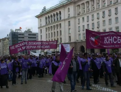 Протест и автошествие на КНСБ блокират центъра на София