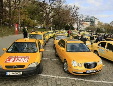 Пловдивски таксиметрови шофьори обсадиха парламента
