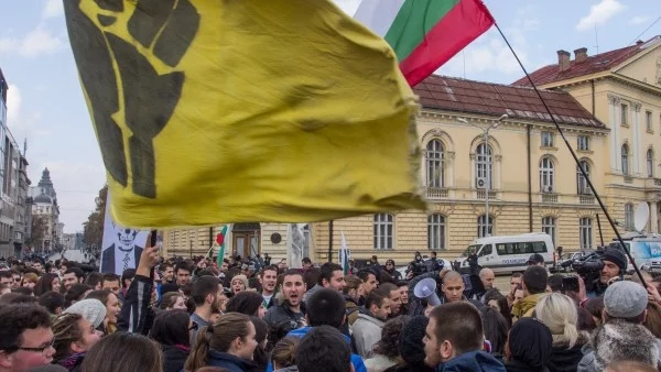 "Влиянието" върху студентите от служебния кабинет - съвет дали да говорят с Орешарски