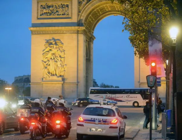 Туристически автобус катастрофира на мост в Париж