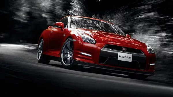 Nissan GT-R 2014 с нови фарове и рекалибрирано окачване