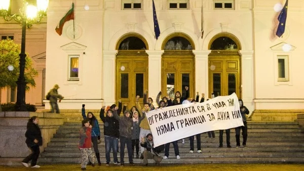 "Ранобудните студенти" преминаха загражденията около парламента