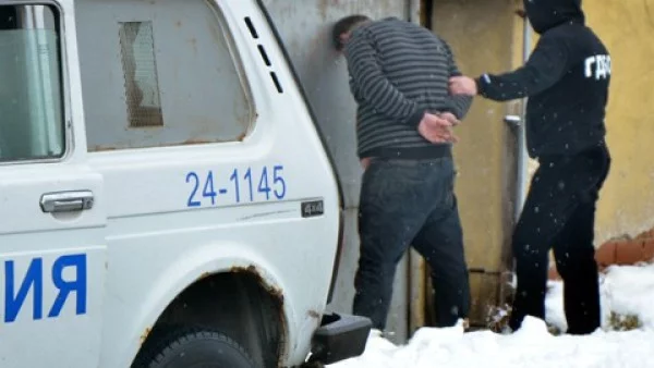 Задържаха четирима за трафик на хора и притежание на наркотици