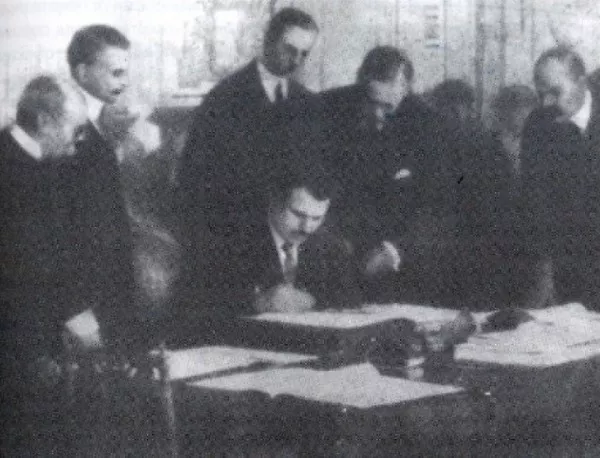 Министър-председателят на България Александър Стамболийски подписва Ньойския договор