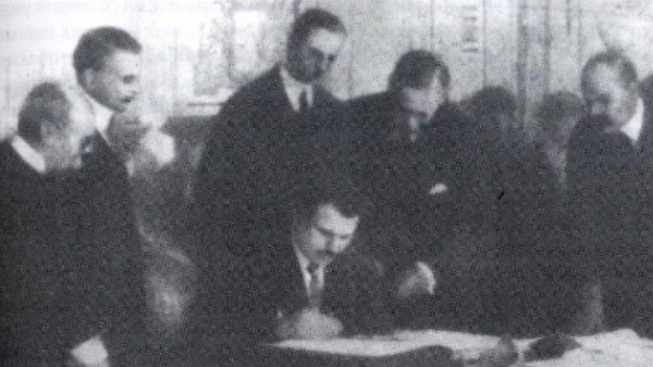 Министър-председателят на България Александър Стамболийски подписва Ньойския договор