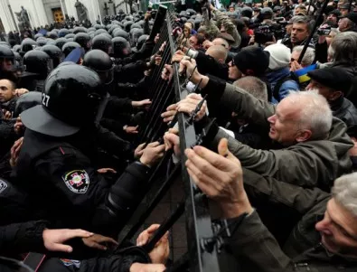 Полицията в Киев пусна в действие сълзотворен газ и палки
