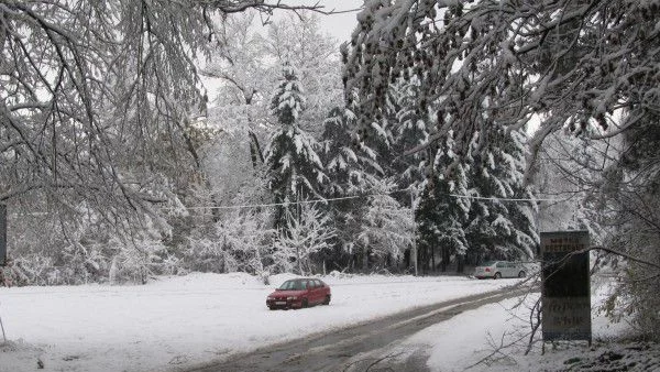 Пътищата са мокри, заснежени, на места и заледени