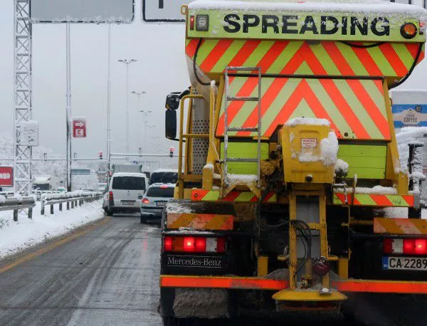 Ограничават движението на камиони заради снеговалежите 