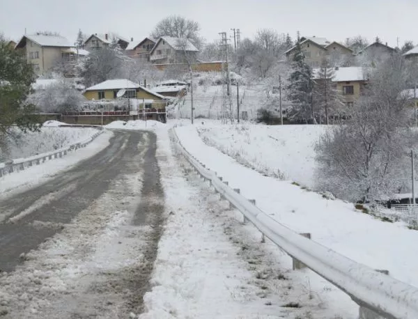 Сняг натрупа на много места в страната