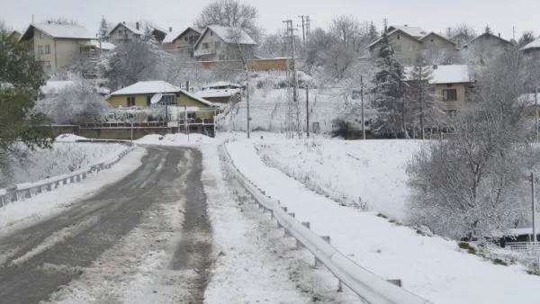 Сняг натрупа на много места в страната
