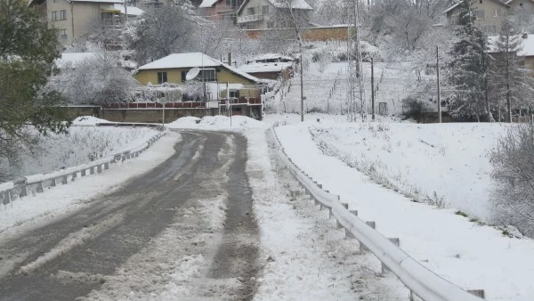 Пътищата на места са мокри и заледени