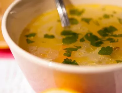 Пилешка супа със свеж магданоз: Перфекната вечеря