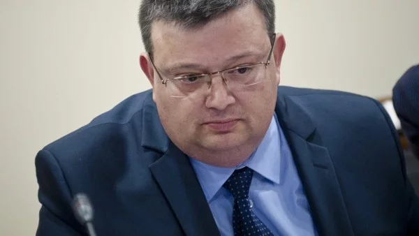 Цацаров поиска Пенгезов и Петров да бъдат отстранени от длъжност