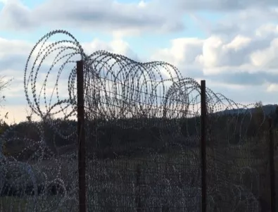 Повече от 400 м от оградата по южната граница са готови