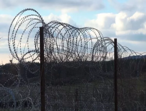Задържаха трима софиянци, опитали да прекарат 19 имигранти от турската граница