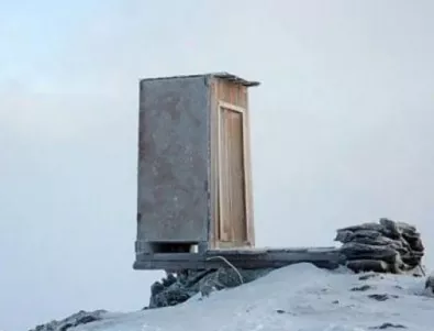 Най-екстремните тоалетни: Самотно WC на ръба на скала