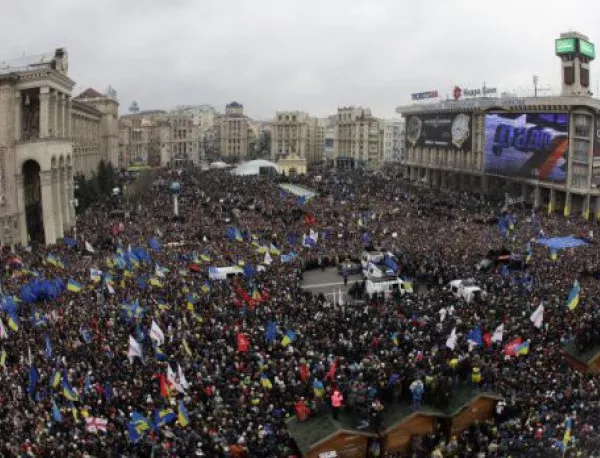 Опозицията обяви общонационална стачка в Украйна, барикадира се на площада