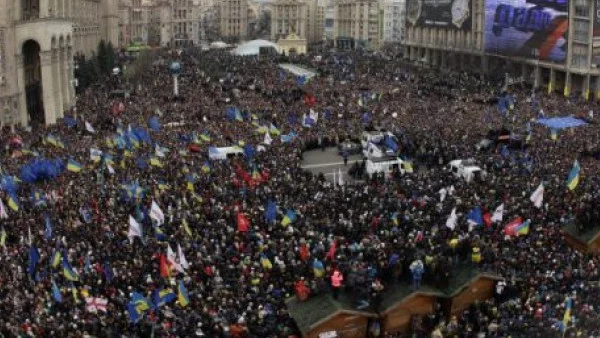 Опозицията обяви общонационална стачка в Украйна, барикадира се на площада