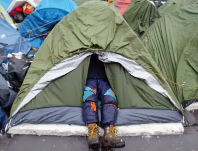 Полицията разчисти импровизиран палатков лагер за мигранти в Париж (ВИДЕО)
