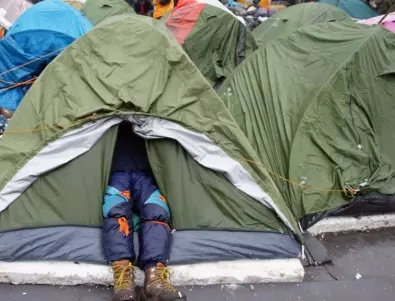 Ирландската полиция демонтира мигрантския „град от палатки“ в Дъблин (ВИДЕО)