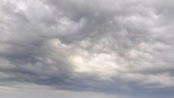 Слънцето пробива облаците в началото на новата седмица