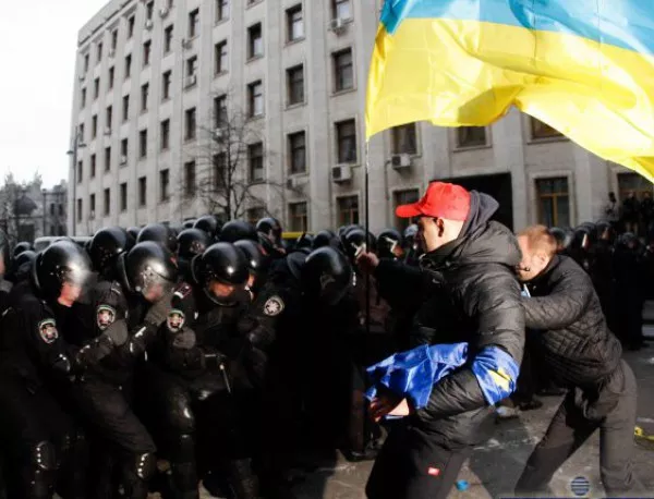 ЕК отрича да е искала оставката на Янукович, съд в Киев пуска задържани протестиращи