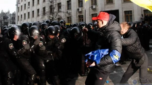 ЕК отрича да е искала оставката на Янукович, съд в Киев пуска задържани протестиращи