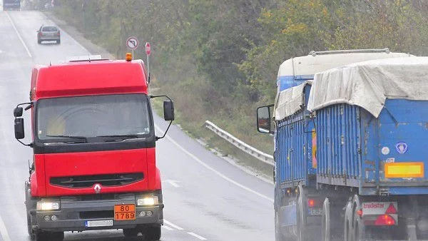 Заради жегата спряха движението на тировете в пет области