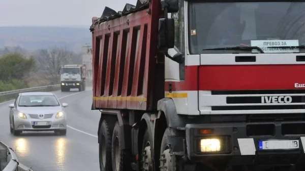 На места пътищата са заледени