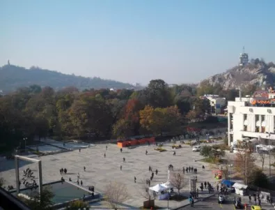 Собственици заградиха част от Централния площад в Пловдив