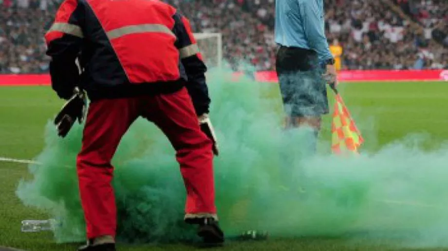 ВИДЕО: Разгневени фенове подпалиха части от стадиона си след поредна загуба