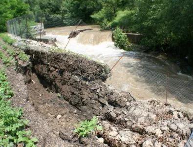 Тунджа се отдръпва, две села са изцяло наводнени