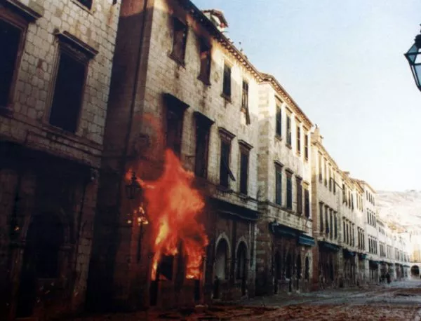 Югославската армия бомбардира хърватския град Дубровник