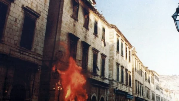 Югославската армия бомбардира хърватския град Дубровник