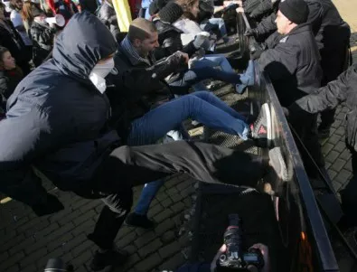 Полицията реагира и избута студентите от загражденията пред НС*