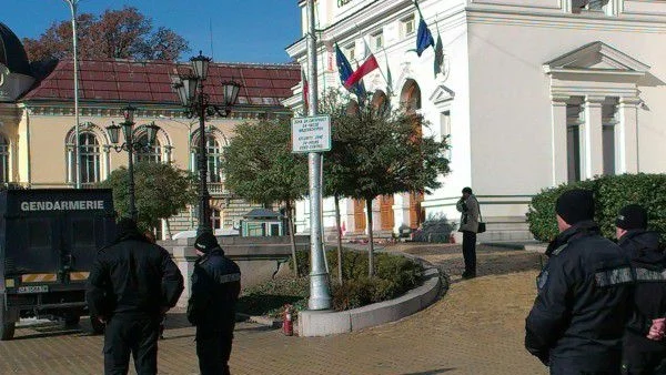 Протести на полицаи в цялата страна заради орязването на заплатите им при пенсиониране