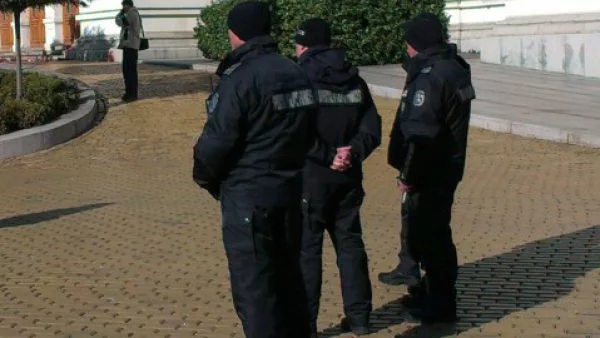 Полицията задържа 10 души с боксове и палки преди протеста пред НС