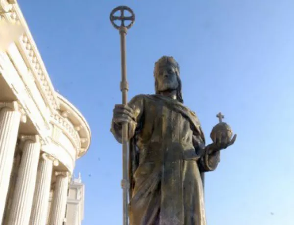 Албанско сдружение ще повдигне обвинение за паметника на цар Душан в Скопие