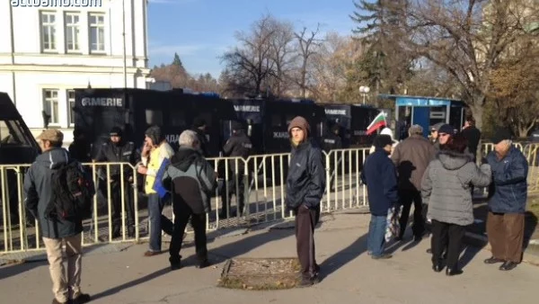 "Ранобудните студенти" поискаха избори с хвърляне на домати*