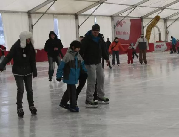 Деца ще карат безплатно кънки на ледената пързалка до "Ариана" 