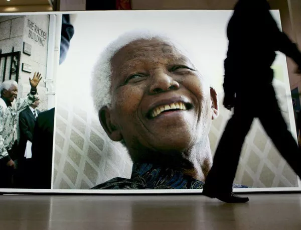 ЮАР пуска пощенска марка с лика на Нелсън Мандела