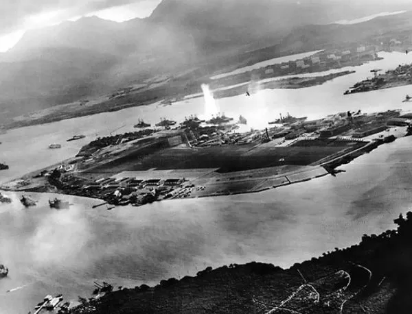 Японският имперски флот провежда нападение над Пърл Харбър