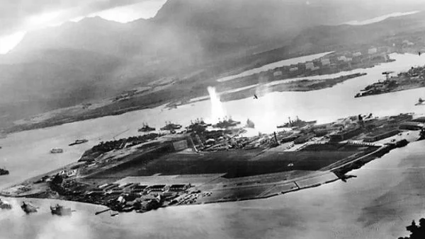 Японският имперски флот провежда нападение над Пърл Харбър